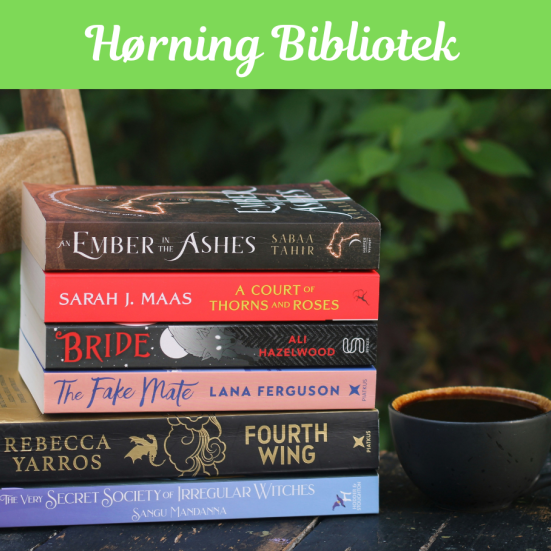 Stak af romantasybøger ved siden af en kaffekop