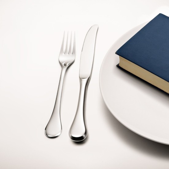 Billede af bestik, tallerken og bog