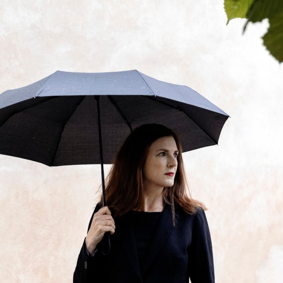 Forfatterportræt: Kirsten Hammann med paraply