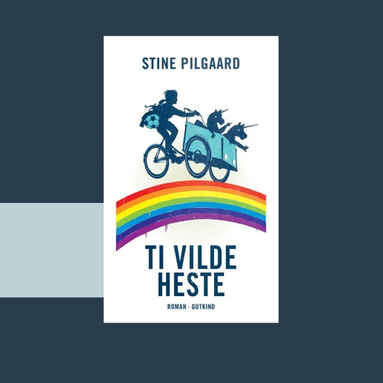 Forside Stine Pilgaars roman Ti vilde heste: En mor kører med to heste i cykelvognen