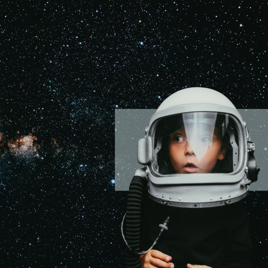 Barn med astronautudstyr ser op med mod en baggrund af stjerner.