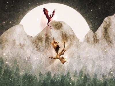 To drager flyver henover et landskab med skov, måne og bjerge. 