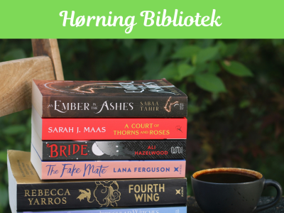 Stak af romantasybøger ved siden af en kaffekop