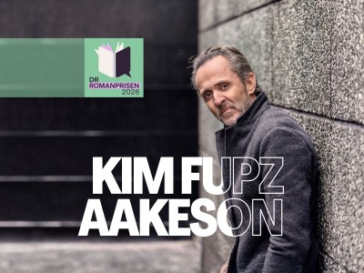 Forfatter Kim Fupz Aakeson læner sig opad en mur