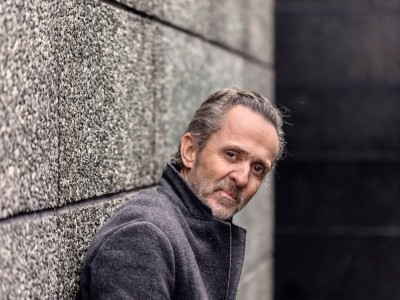 Forfatteren Kim Fupz Aakeson op ad en mur
