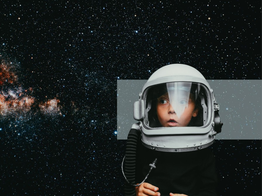 Barn med astronautudstyr ser op med mod en baggrund af stjerner.