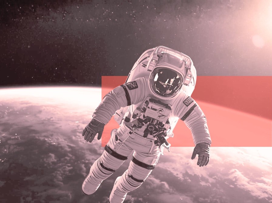 Astronaut svæver over planet